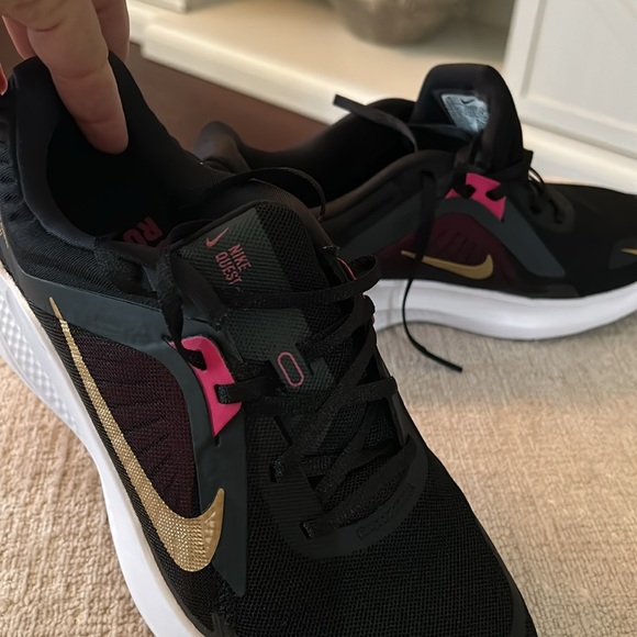 Nike Women's Quest 5 running Black and Gold Athletic Shoes size 8.5 - Picture 3 of 7